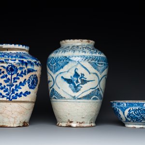 Two blue and white Islamic pottery storage jars and a bowl, Persia, 17/19th C. — 照片 2