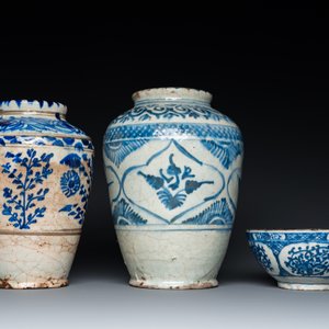 Two blue and white Islamic pottery storage jars and a bowl, Persia, 17/19th C. — 照片 3