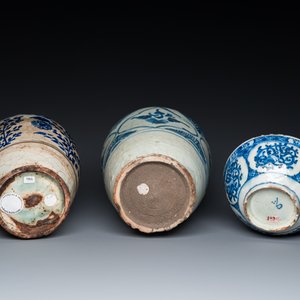 Two blue and white Islamic pottery storage jars and a bowl, Persia, 17/19th C. — 照片 7