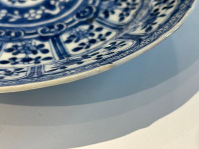 Two blue and white plates with the same design in Chinese porcelain and Dutch Delftware, Kangxi and 18th C. — photo 2