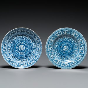 Two blue and white plates with the same design in Chinese porcelain and Dutch Delftware, Kangxi and 18th C. — photo 1