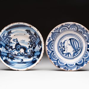 Two blue and white Spanish pottery plates and a dish, Talavera, 18th C. — photo 4
