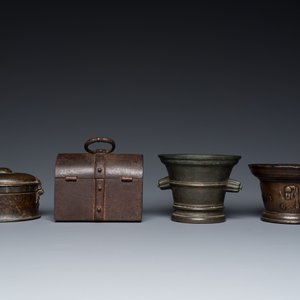 Two bronze mortars, a round lidded box and an iron casket, Western Europe, 16/17th C. — photo 4