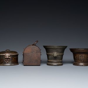 Two bronze mortars, a round lidded box and an iron casket, Western Europe, 16/17th C. — photo 6