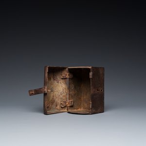 Two bronze mortars, a round lidded box and an iron casket, Western Europe, 16/17th C. — photo 9