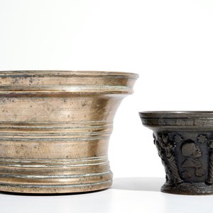 Two bronze mortars and one pestle, France or Flanders, 16/17th C. — photo 3
