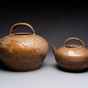 Two brown-glazed 'dragon' ewers with relief design, Qing — 照片 1