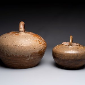 Two brown-glazed 'dragon' ewers with relief design, Qing — 照片 2