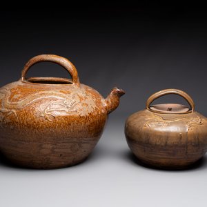 Two brown-glazed 'dragon' ewers with relief design, Qing — 照片 3