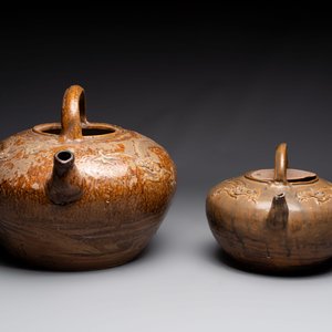 Two brown-glazed 'dragon' ewers with relief design, Qing — 照片 4