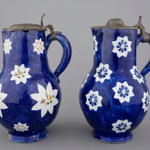 Two Brussels faience blue ground pewter-mounted jugs, 18th C. — 照片 1