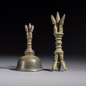 Two Cambodian bronze bells, a vajra bell and a vajra, 11/13th C. — photo 10