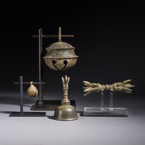 Two Cambodian bronze bells, a vajra bell and a vajra, 11/13th C. — photo 1