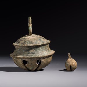 Two Cambodian bronze bells, a vajra bell and a vajra, 11/13th C. — photo 2