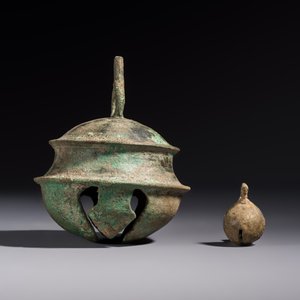 Two Cambodian bronze bells, a vajra bell and a vajra, 11/13th C. — photo 4