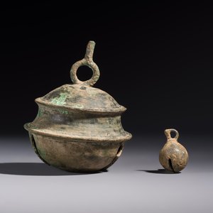 Two Cambodian bronze bells, a vajra bell and a vajra, 11/13th C. — photo 5