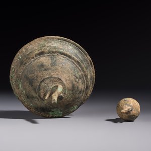 Two Cambodian bronze bells, a vajra bell and a vajra, 11/13th C. — photo 6