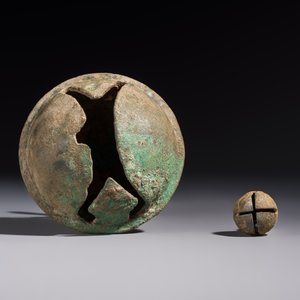 Two Cambodian bronze bells, a vajra bell and a vajra, 11/13th C. — photo 7