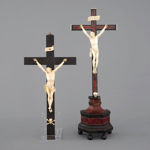 Two carved ivory corpus christi, mounted on ebony and tortoise shell crucifix, 18/19th C. — 照片 1