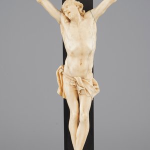 Two carved ivory corpus christi, mounted on ebony and tortoise shell crucifix, 18/19th C. — 照片 6
