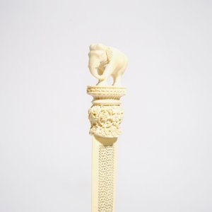 Two carved ivory figures and a reticulated knife, India and/or Nepal, 19/20th C. — 照片 12