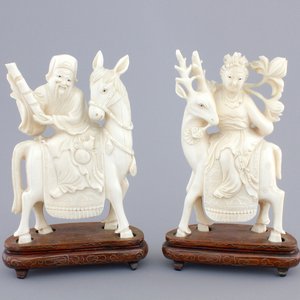 Two carved ivory figures of Chinese immortals on deers, ca. 1920 — 照片 1