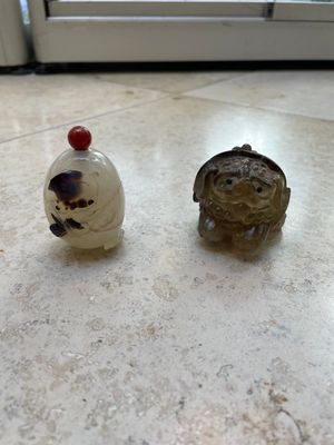 Two Chinese agate snuff bottles in the form of a bird and a pekinese, 19th C. — photo 1