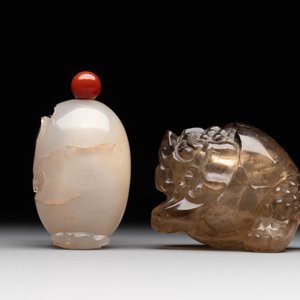 Two Chinese agate snuff bottles in the form of a bird and a pekinese, 19th C. — photo 2