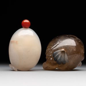 Two Chinese agate snuff bottles in the form of a bird and a pekinese, 19th C. — photo 3