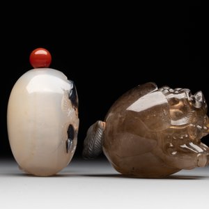 Two Chinese agate snuff bottles in the form of a bird and a pekinese, 19th C. — photo 4