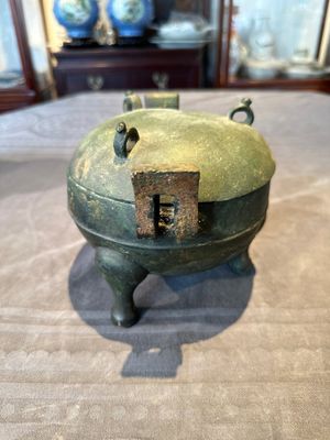 Two Chinese archaic bronze food vessels, 'ding 鼎', Han — photo 30
