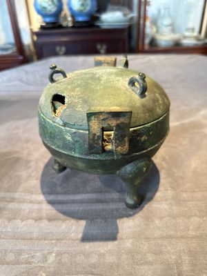 Two Chinese archaic bronze food vessels, 'ding 鼎', Han — photo 32