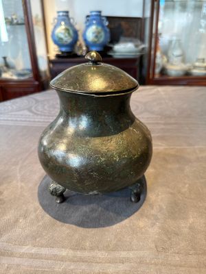 Two Chinese archaic bronze food vessels, 'ding 鼎', Han — photo 4