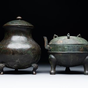 Two Chinese archaic bronze food vessels, 'ding 鼎', Han — photo 1