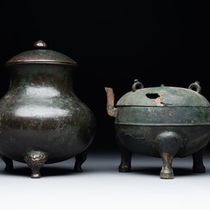 Two Chinese archaic bronze food vessels, 'ding 鼎', Han — photo 3