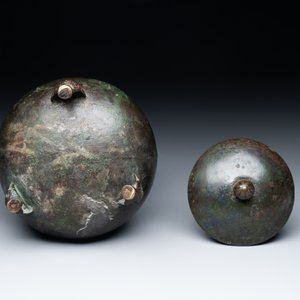Two Chinese archaic bronze food vessels, 'ding 鼎', Han — photo 6