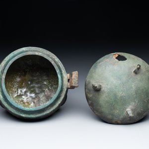 Two Chinese archaic bronze food vessels, 'ding 鼎', Han — photo 7
