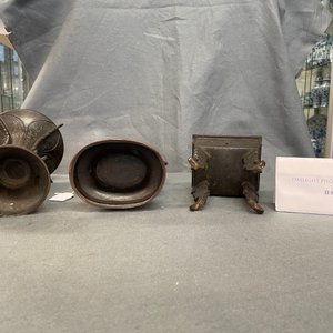 Two Chinese archaic bronze vases and a censer, 18/19th C. — photo 11
