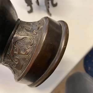Two Chinese archaic bronze vases and a censer, 18/19th C. — photo 16