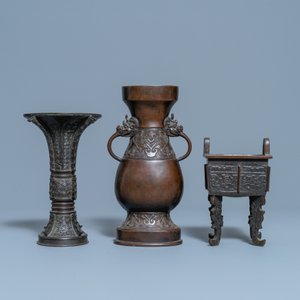 Two Chinese archaic bronze vases and a censer, 18/19th C. — photo 2
