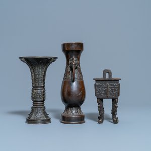 Two Chinese archaic bronze vases and a censer, 18/19th C. — photo 3