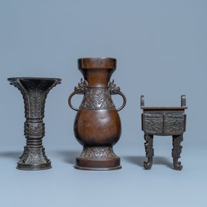 Two Chinese archaic bronze vases and a censer, 18/19th C. — photo 4