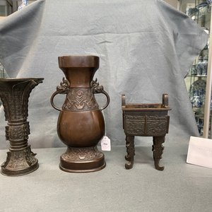 Two Chinese archaic bronze vases and a censer, 18/19th C. — photo 8