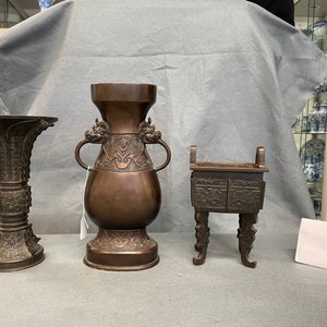 Two Chinese archaic bronze vases and a censer, 18/19th C. — photo 9