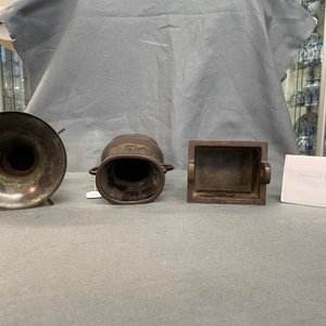 Two Chinese archaic bronze vases and a censer, 18/19th C. — photo 10