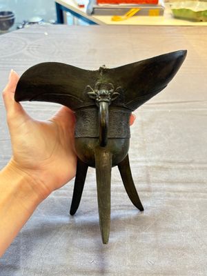 Two Chinese archaistic bronze ritual wine vessels, 'jue 爵' and 'zhi 觶', Ming — 照片 1