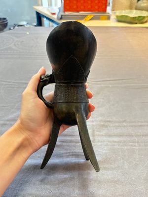 Two Chinese archaistic bronze ritual wine vessels, 'jue 爵' and 'zhi 觶', Ming — 照片 2