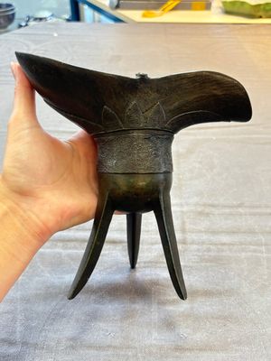 Two Chinese archaistic bronze ritual wine vessels, 'jue 爵' and 'zhi 觶', Ming — 照片 3