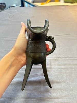 Two Chinese archaistic bronze ritual wine vessels, 'jue 爵' and 'zhi 觶', Ming — 照片 4
