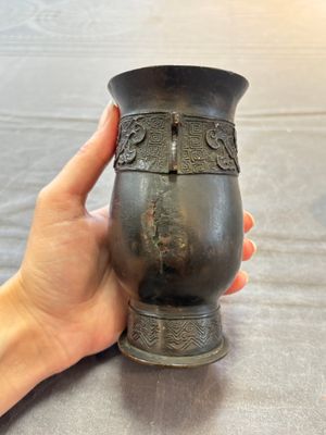 Two Chinese archaistic bronze ritual wine vessels, 'jue 爵' and 'zhi 觶', Ming — 照片 8